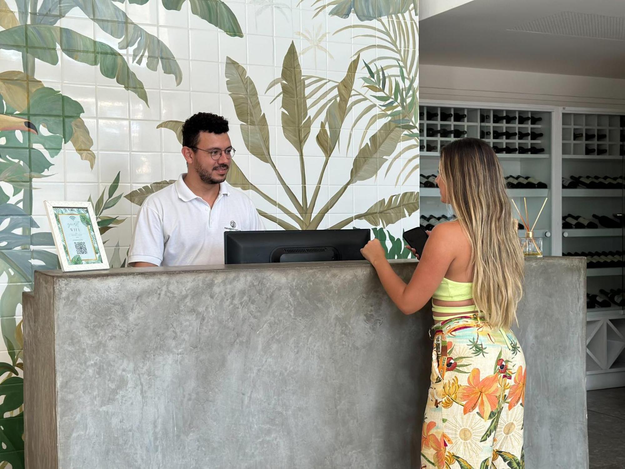Passagem Concept Hotel E Spa Cabo Frio Kültér fotó A guest checking in at the front desk of a resort