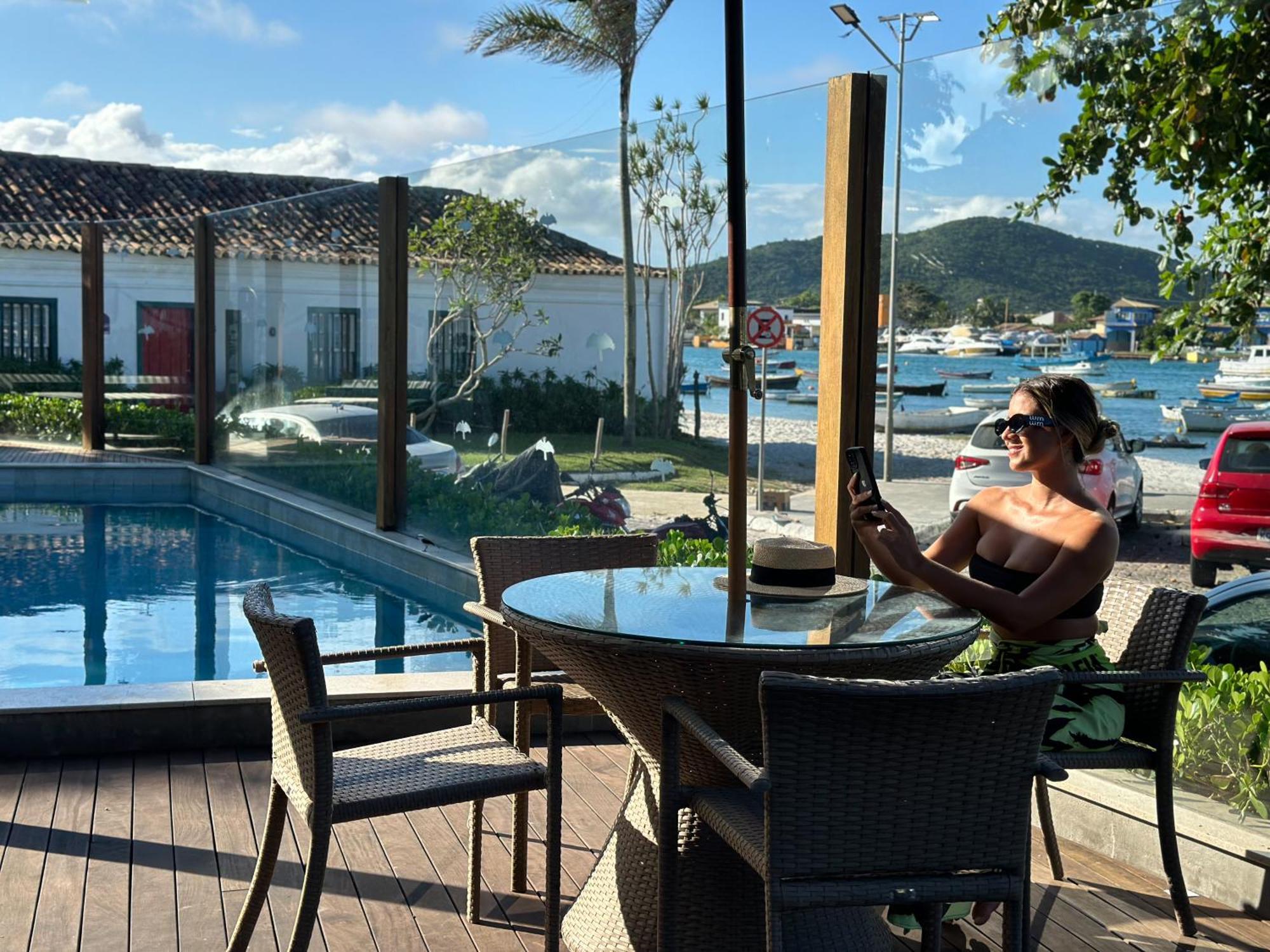 Passagem Concept Hotel E Spa Cabo Frio Kültér fotó A woman using a mobile phone in a hotel in Brazil