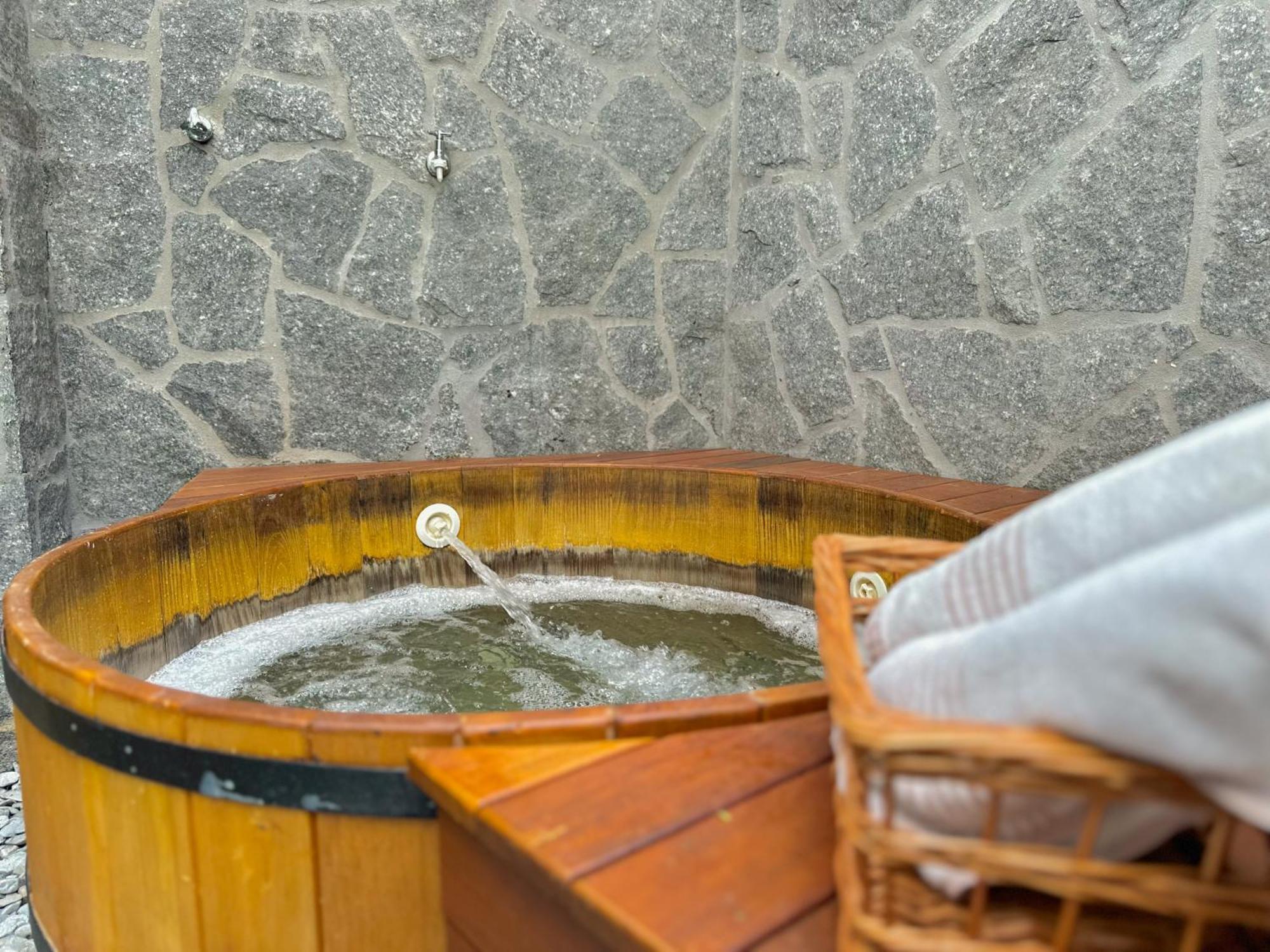 Passagem Concept Hotel E Spa Cabo Frio Kültér fotó A wooden hot tub